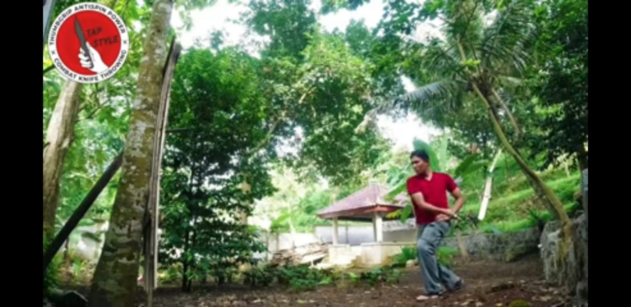 Knife Throw,slash and hit,with the same Thumbgrip